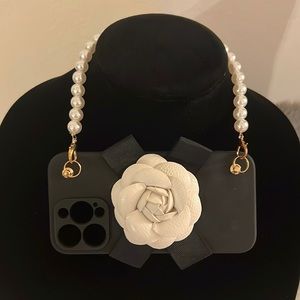 IPhone 13 Pro Camellia Pearl Bracelet Chain
Liquid Silicone Phone Case